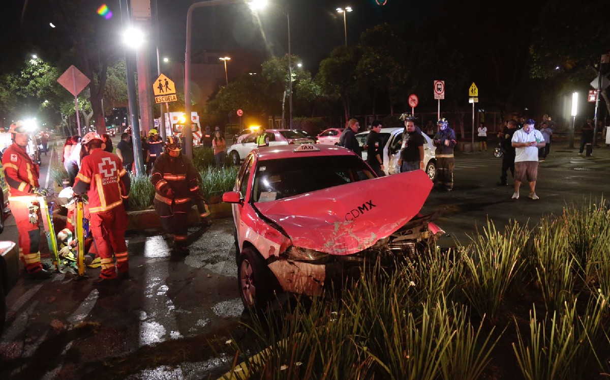 Uno de los vehículos afectados tras el accidente en la Doctores; bomberos se encuentran en el lugar