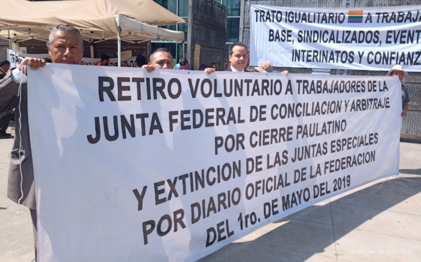 Abogados independientes protestan y cierran acceso principal de la FJCA intermitentemente