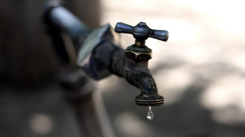 Aumenta el consumo de agua ante la onda de calor en Nuevo León