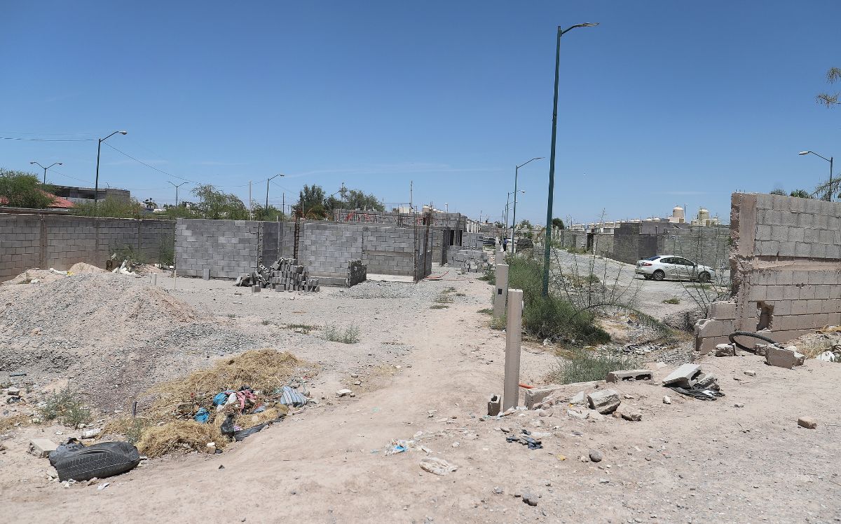 La barda se eliminó para el paso de camiones, a fin de acceder a la construcción de la segunda etapa del fraccionamiento. (Rolando Riestra)