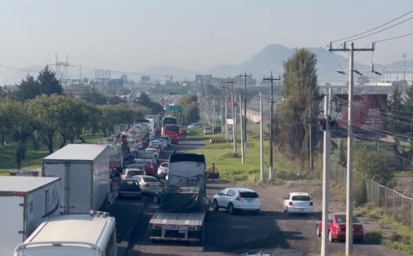 Carriles de la carretera Toluca-Atlacomulco detenidos, mientras automóviles privados buscan salida por la terracería (Especial)