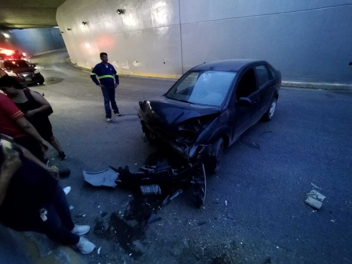 Conductor vuelca tras impactar contra muro de contención en desnivel de Torreón. | Especial
