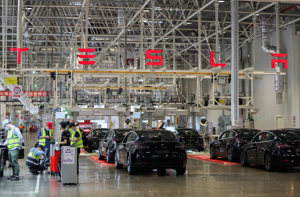 Los empleados trabajan en la Gigafábrica de Tesla en Shanghái, este de China, el 20 de noviembre de 2020. (Xinhua/Ding Ting)