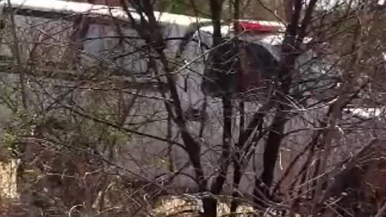 Encuentran a un hombre sin vida a un costado de la carretera en Aguascalientes