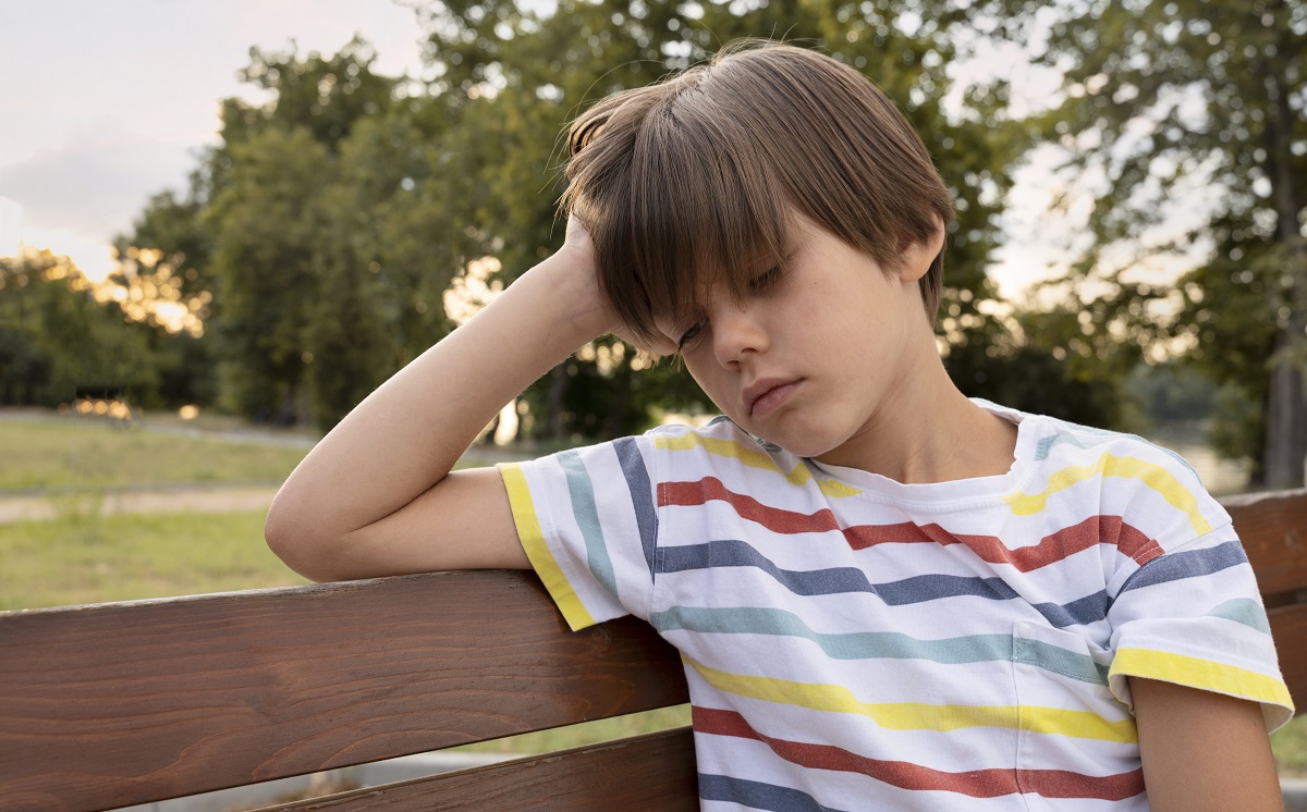 Es importante no exponer a los niños en las horas altas de calor. (freepik.es)
