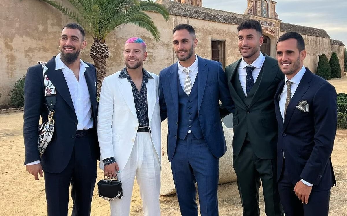 Jugadores del Betis denuncian ataques homofóbicos por llevar bolso a una boda (Twitter)