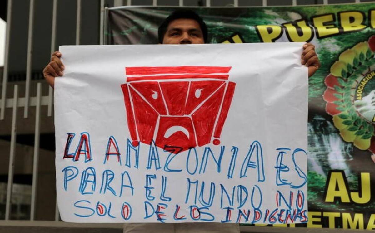 Manifestante protesta frente a la sede de Petroperú. Foto: (Reuters).