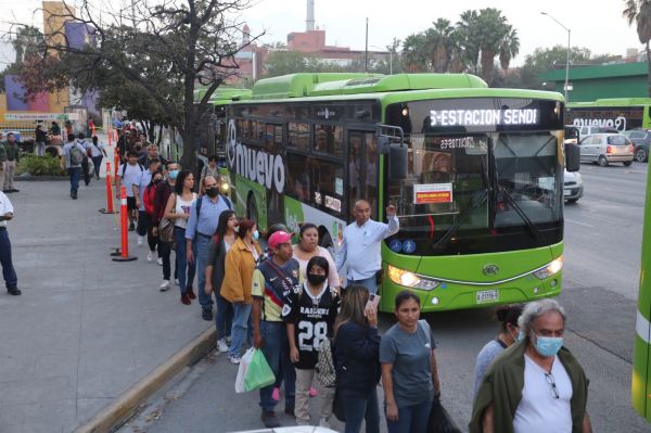 La tarjeta Feria, que predominaba como sistema de pago en ru- tas, no es compatible con los “camiones verdes”. JORGE LÓPEZ