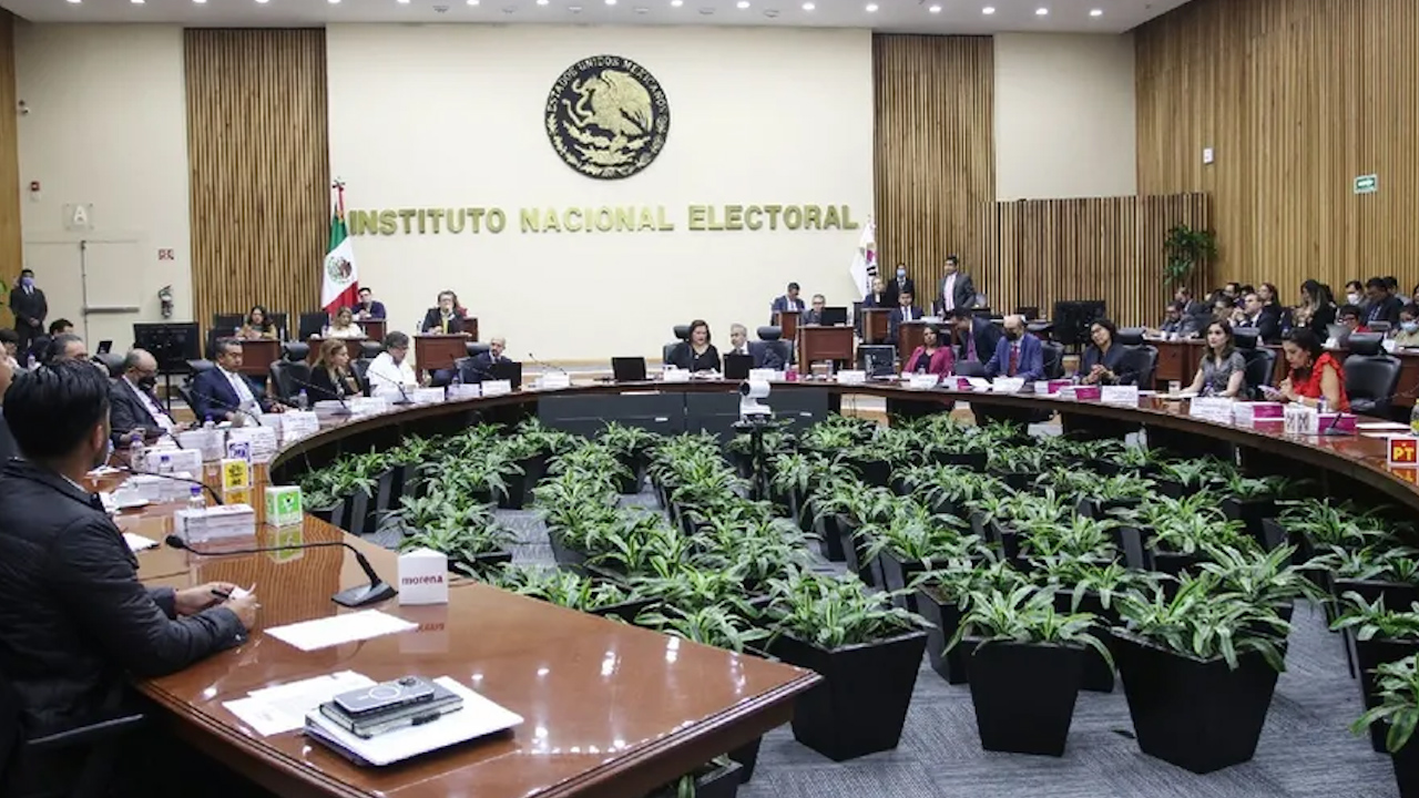 AMLO se reúne con Consejo General del INE en Palacio Nacional
