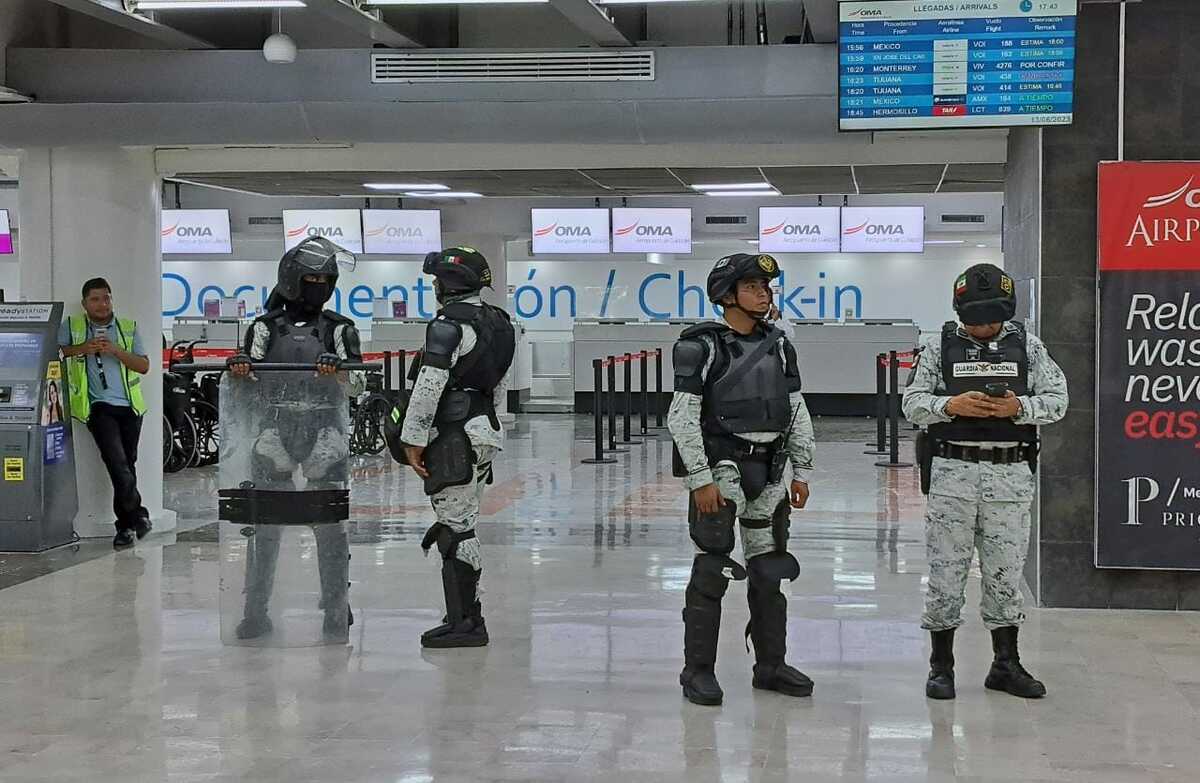 Cierran aeropuerto de Culiacán ante bloqueos.