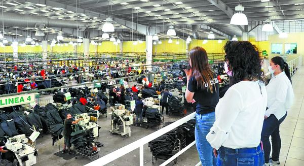 La empresa se dedica a la confección de pantalones de mezclilla. Especial