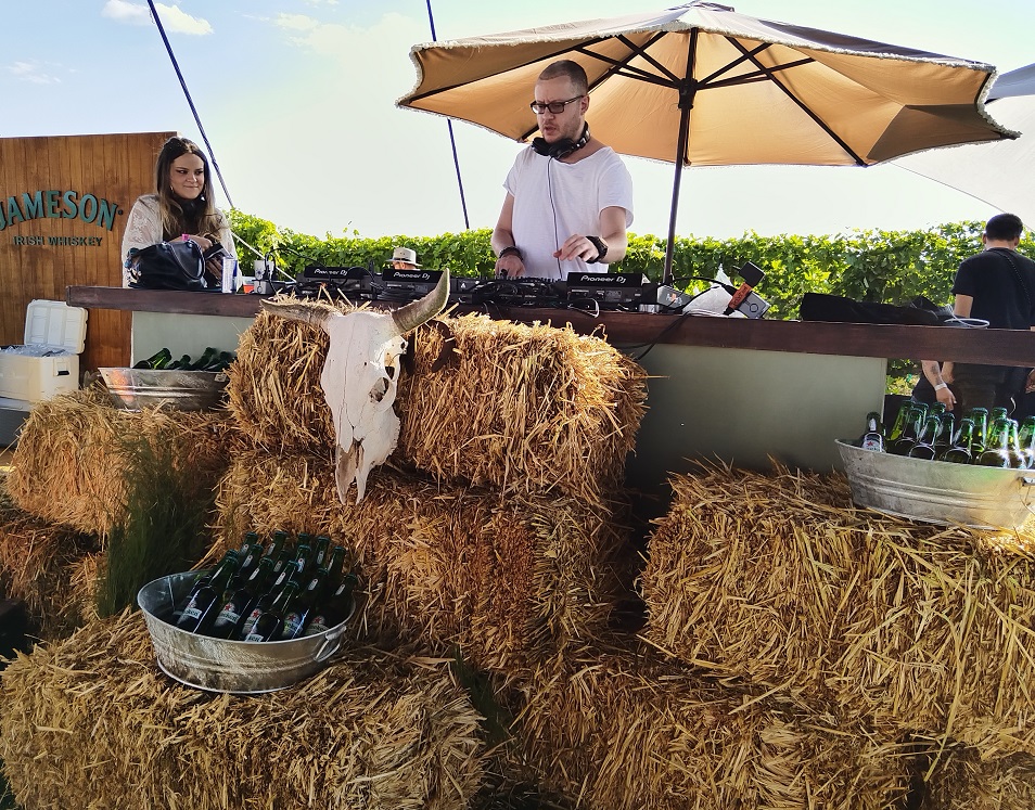 El evento incentiva la cultura del vino con catas, talleres, gastronomía, mixología y música electrónica. (Cortesía)