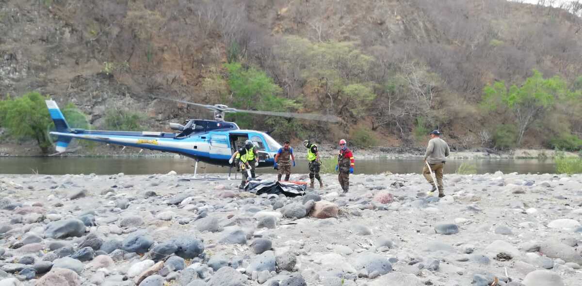 Fue necesario el apoyo del helicóptero Zeus y su escuadrón Aero táctico para realizar el rescate de los restos. (Cortesía)