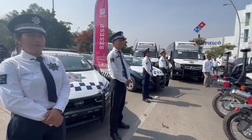 Oaxaca refuerza acciones de seguridad con entrega de vehículos y equipamiento.