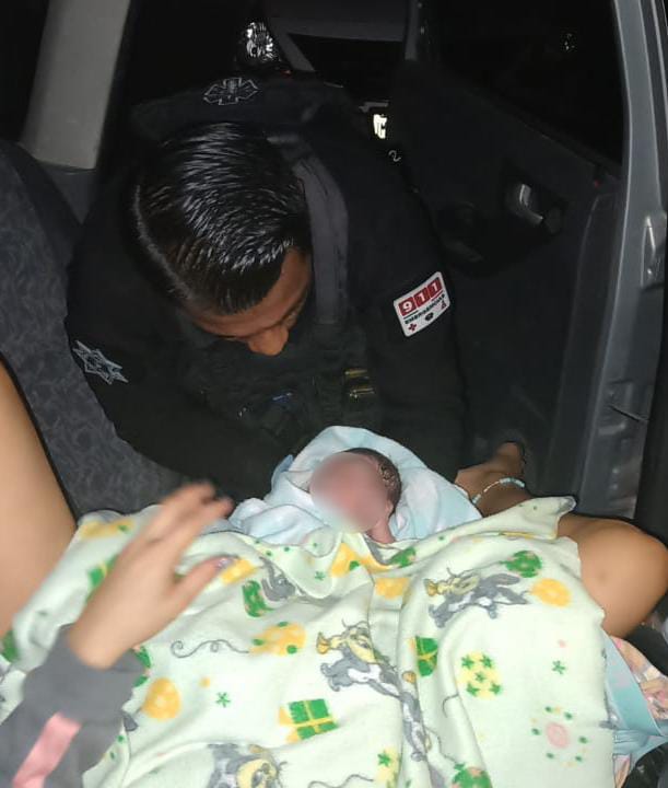 El oficial brindó las primeras atenciones tanto a la recién nacida como a la madre. (Cortesía)