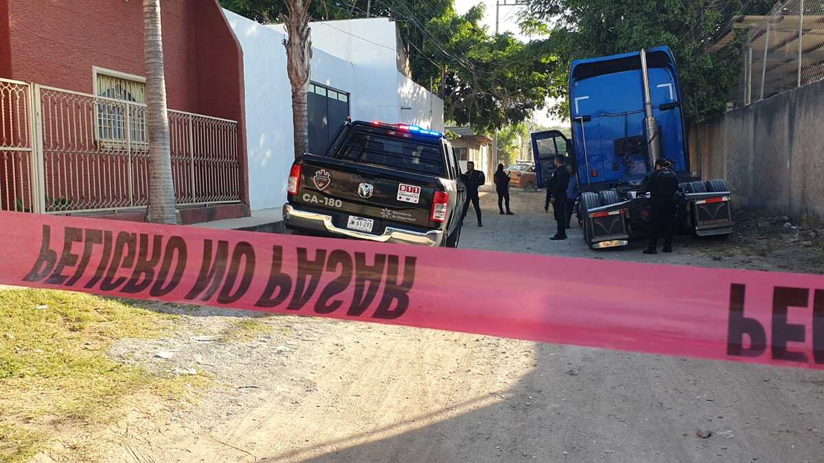 Policías estatales acuden a reporte de tráiler robado en El Salto (Juan Carlos Munguía)