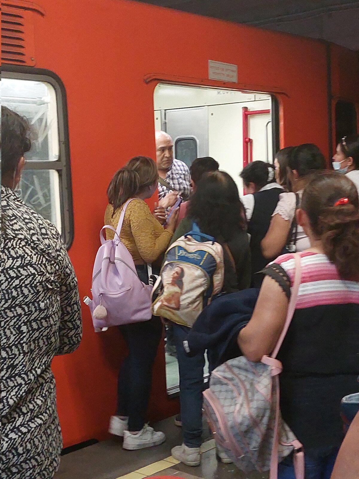 Reportan fallas en tren de Línea 9 del Metro de CdMx