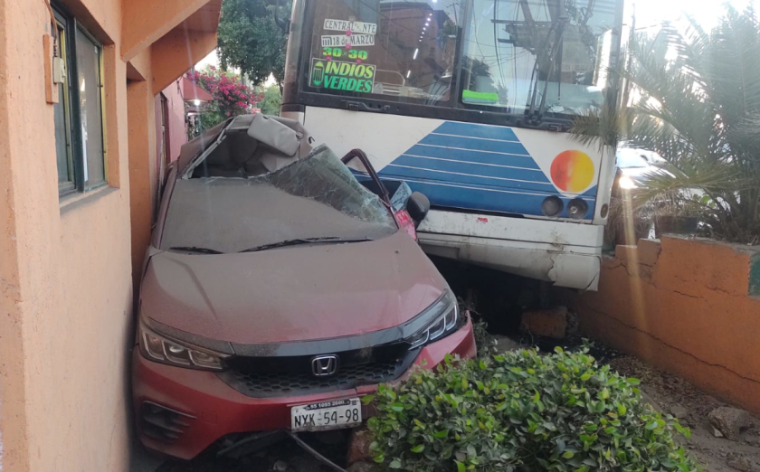 Unidad de transporte público impacta contra unidad particular