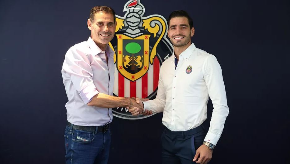 Chivas renueva al Pollo Briseño por tres años más
