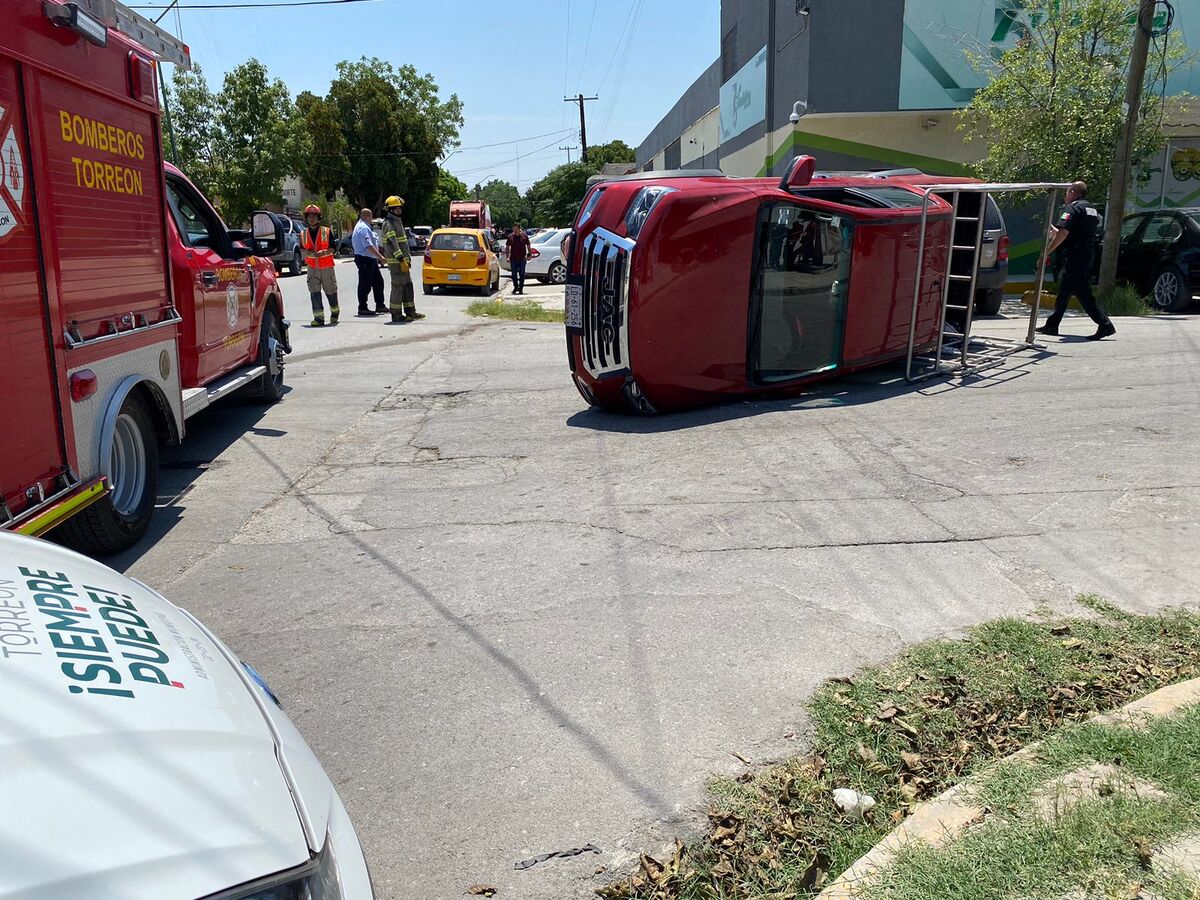Torreón. Conductor se pasa alto y termina volcado en el centro- Grupo ...
