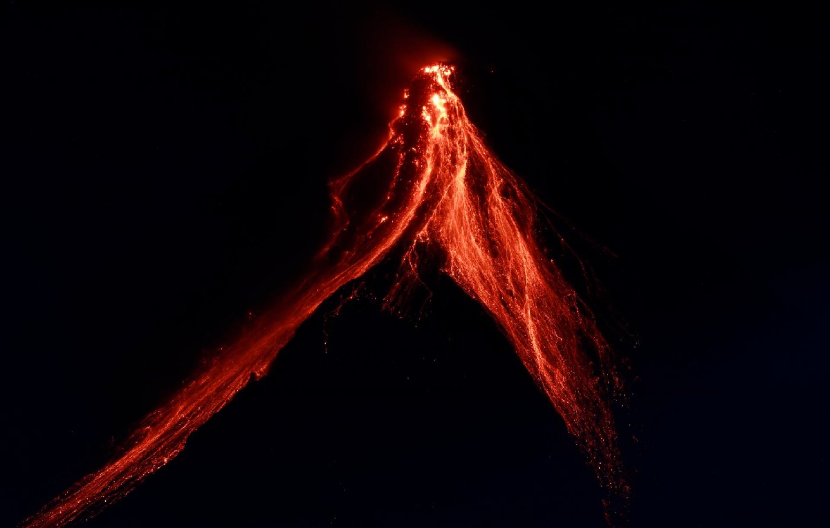 Erupción de lava del volcán Mayón (EFE)