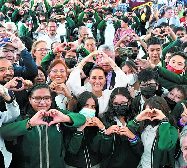 La jefa de Gobierno posa con alumnos de secundaria. Especial