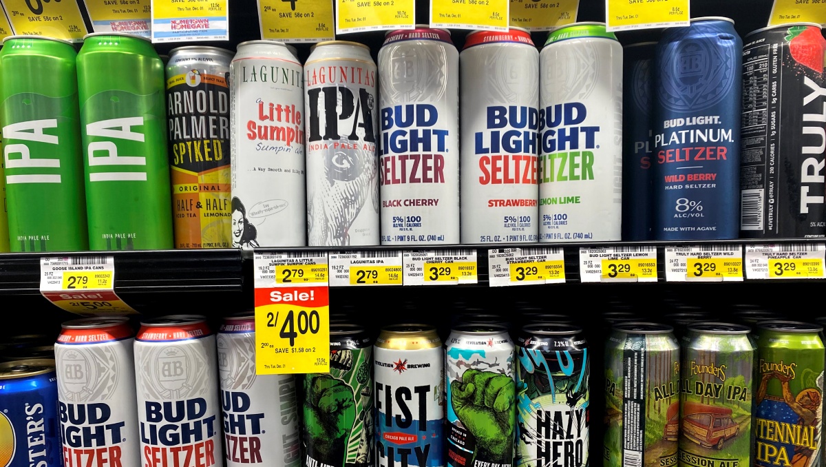 Latas de Bud Light hard seltzer de AB InBev se exhiben en nevera en el supermercado Jewel-Osco en Chicago, EU. Foto: (Reuters)