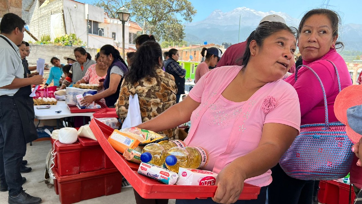 Locatarios acuden al punto de reunión del programa Abasto para todos (Zuleyma García)
