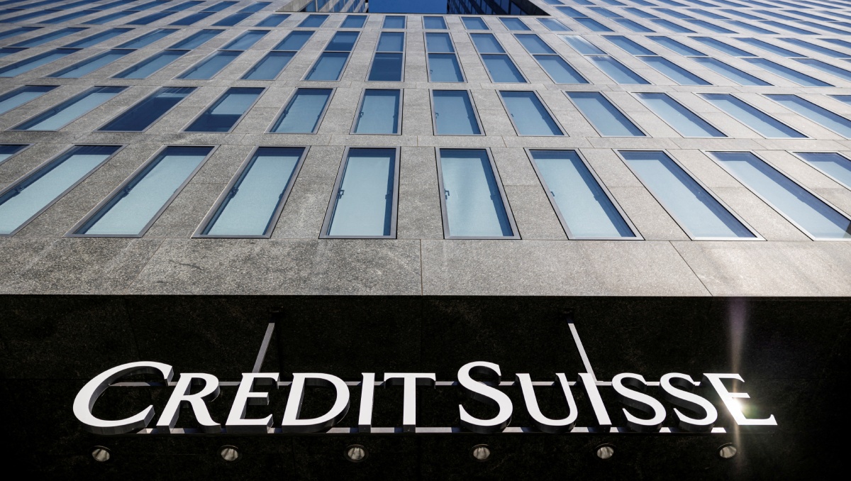 Logo de Credit Suisse en edificio en Zúrich, Suiza. Abril de 2023. Foto: (Reuters)