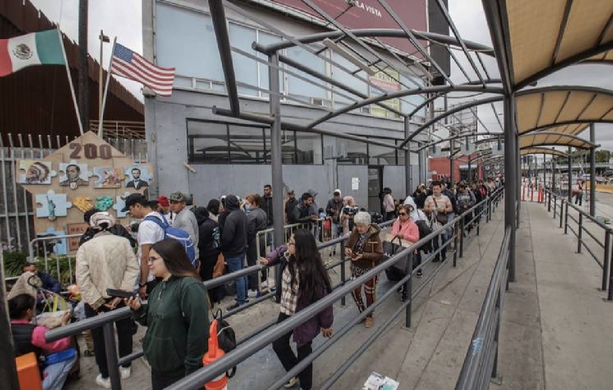 Migrantes en la estación central de autobuses de Los Angeles (EFE)