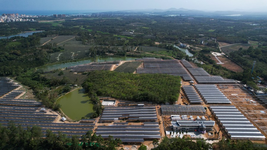 Proyecto de generación de energía fotovoltaica complementario a la agricultura en Boao, provincia de Hainan, sur de China. (Xinhua/Yang Guanyu)