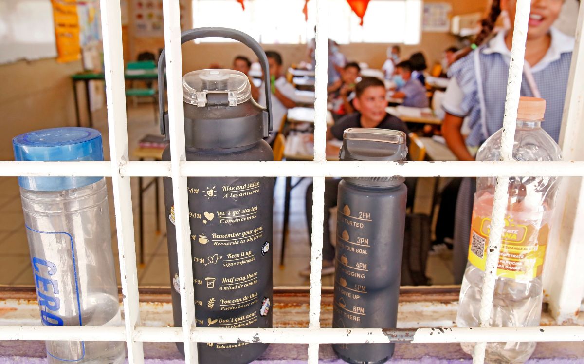 Además quedan suspendidas las actividades al aire libre en las instituciones de educación básica de la entidad. (Roberto Amaya)