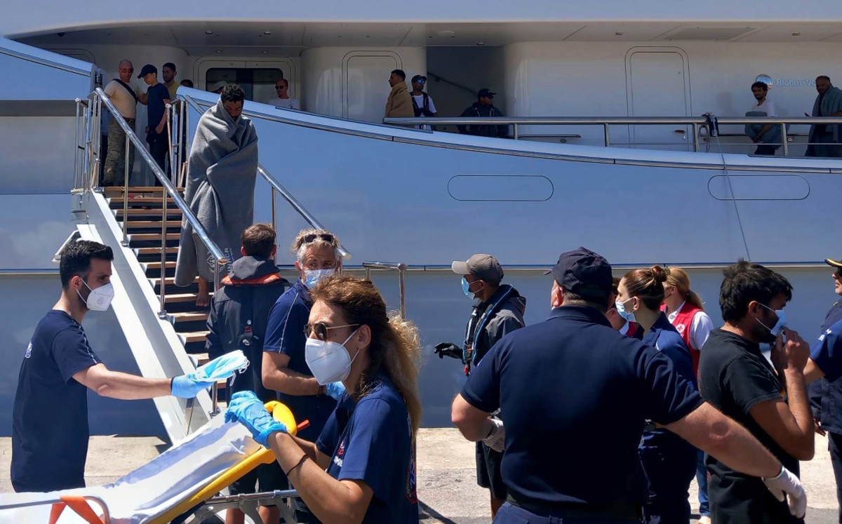 Sobrevivientes llegan a puerto en un yate tras un rescate en el mar, en Kalamata | AP