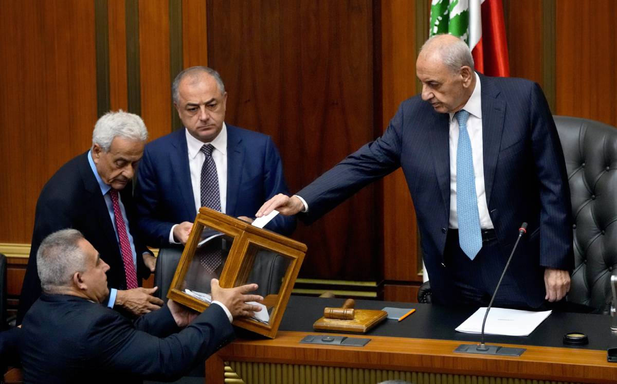El titular del Parlamento libanés, Nabih Berri, vota en la sesión. (AP).