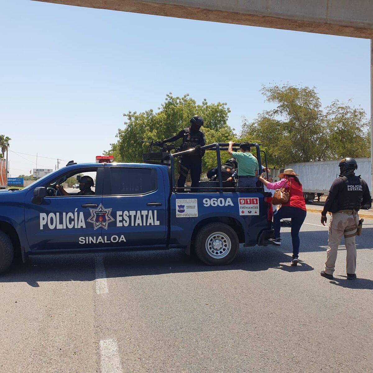 Tras 24 horas, continúa el bloqueo en el Aeropuerto de Culiacán.