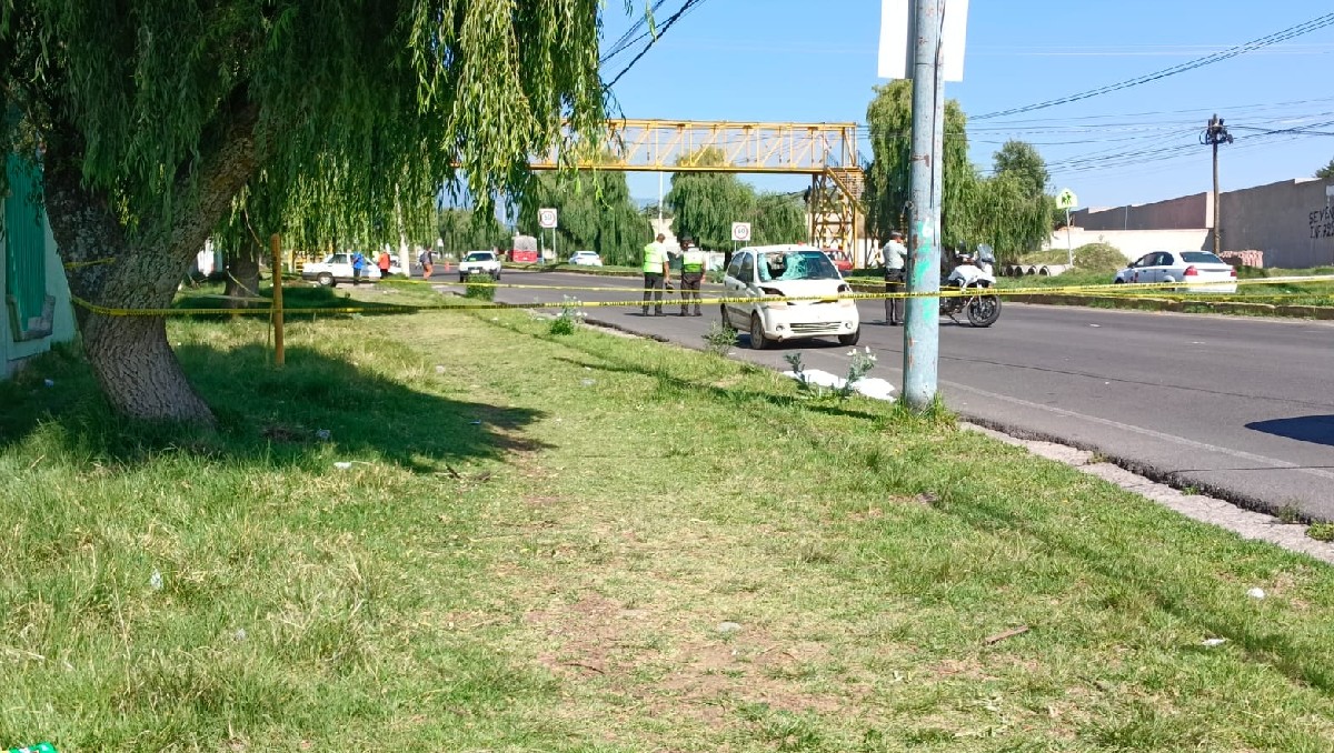 Vehículo del presunto responsable abandonado en el lugar de los hechos acordonado por autoridades