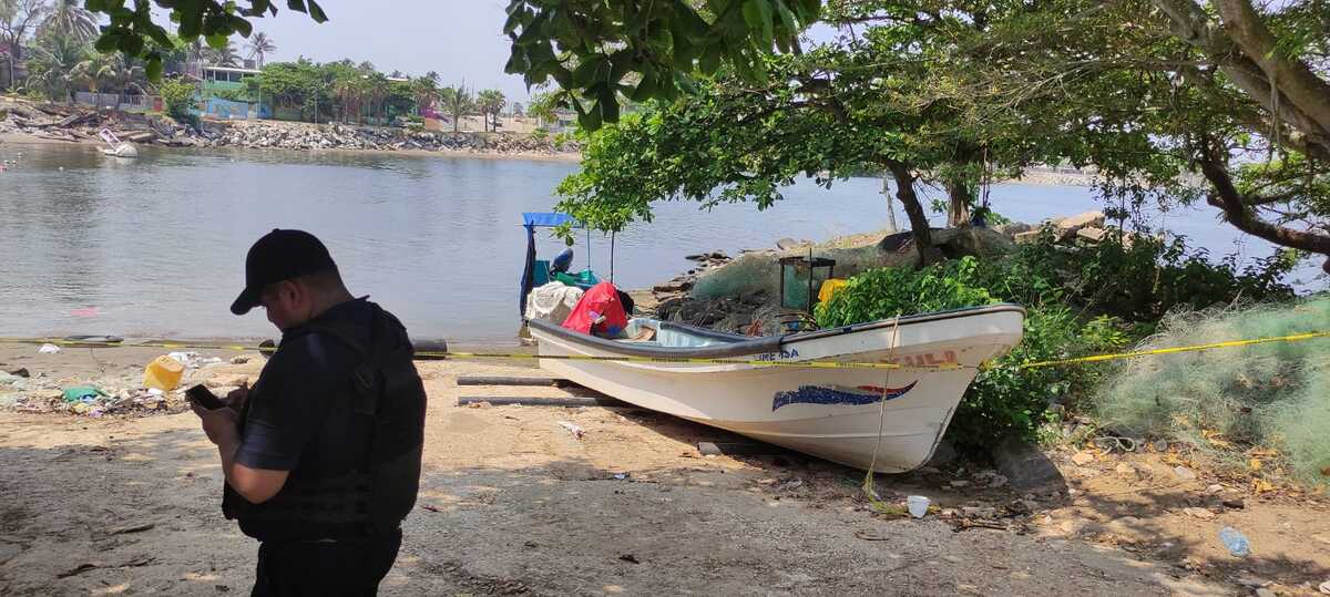 En Veracruz, hombre muere en una embarcación tras trabajar bajo el sol por una hora.