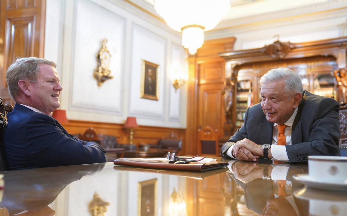 El embajador Graeme C. Clark junto al presidente López Obrador. (@lopezobrador_)