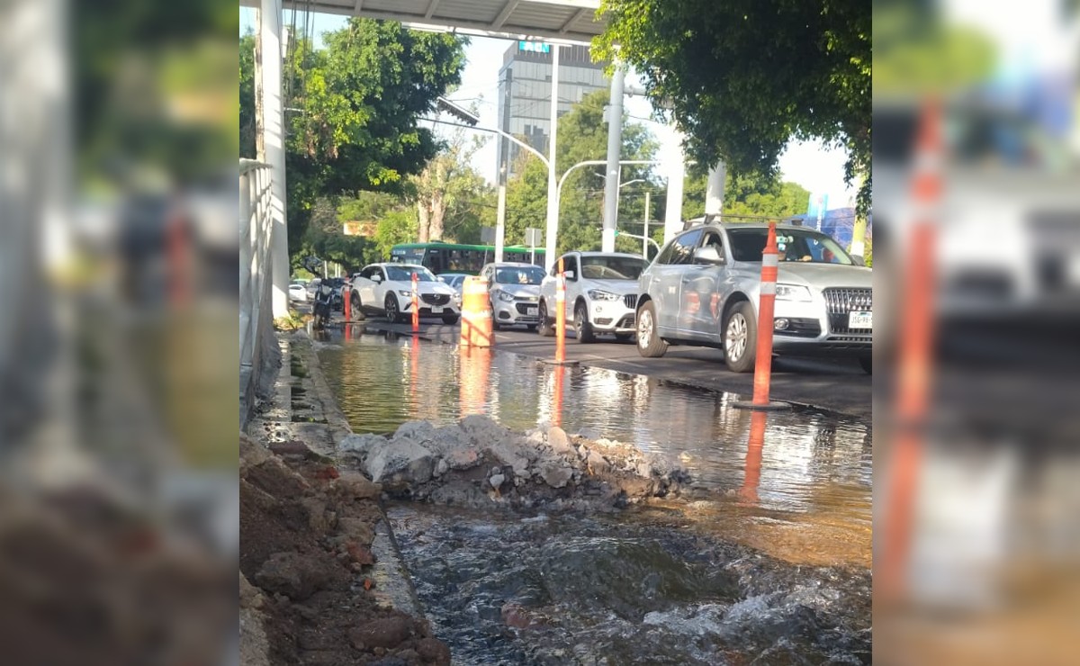Fuga de agua sobre avenida López Mateos y Rinconada de los Ahuehuetes en Zapopan (Diana Barajas)
