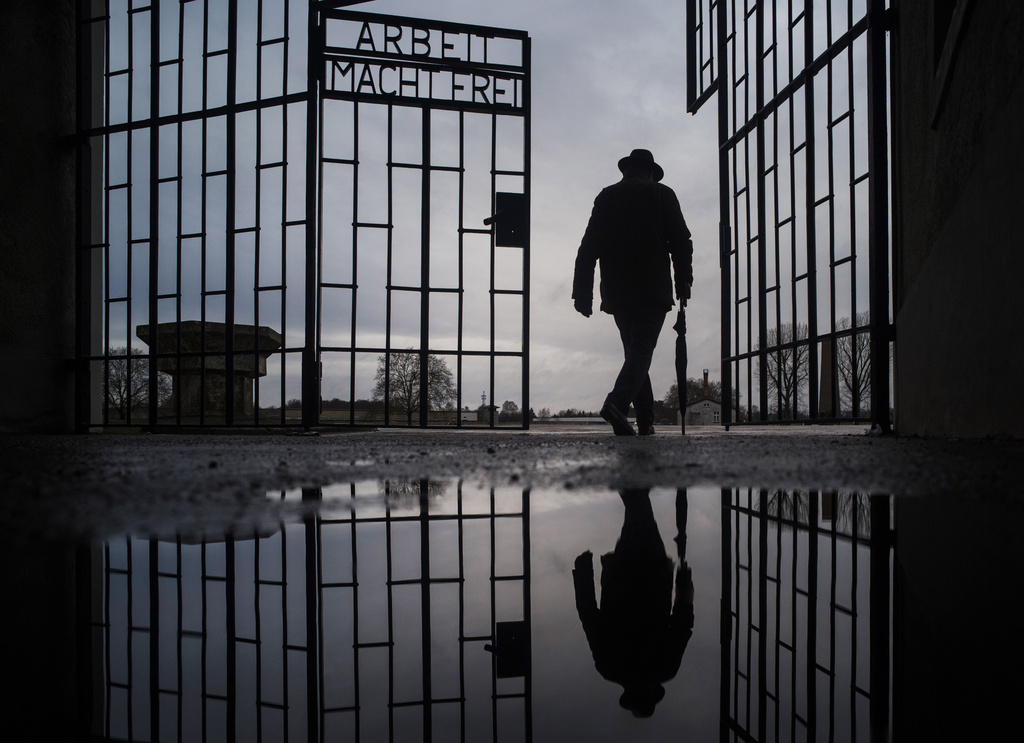 Un hombre cruza la puerta del campo de exterminio nazi de Sachsenhausen | AP