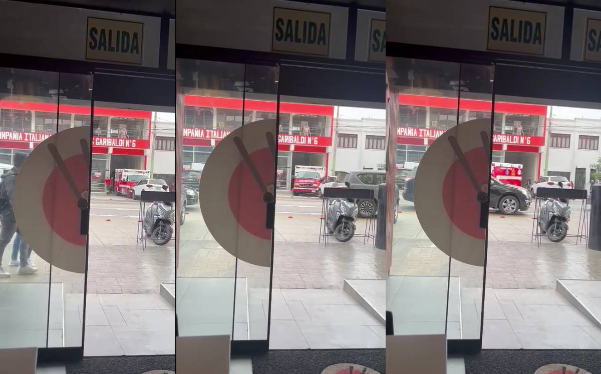 La ambulancia tuvo que empujar a la camioneta para pasar. (Especial).