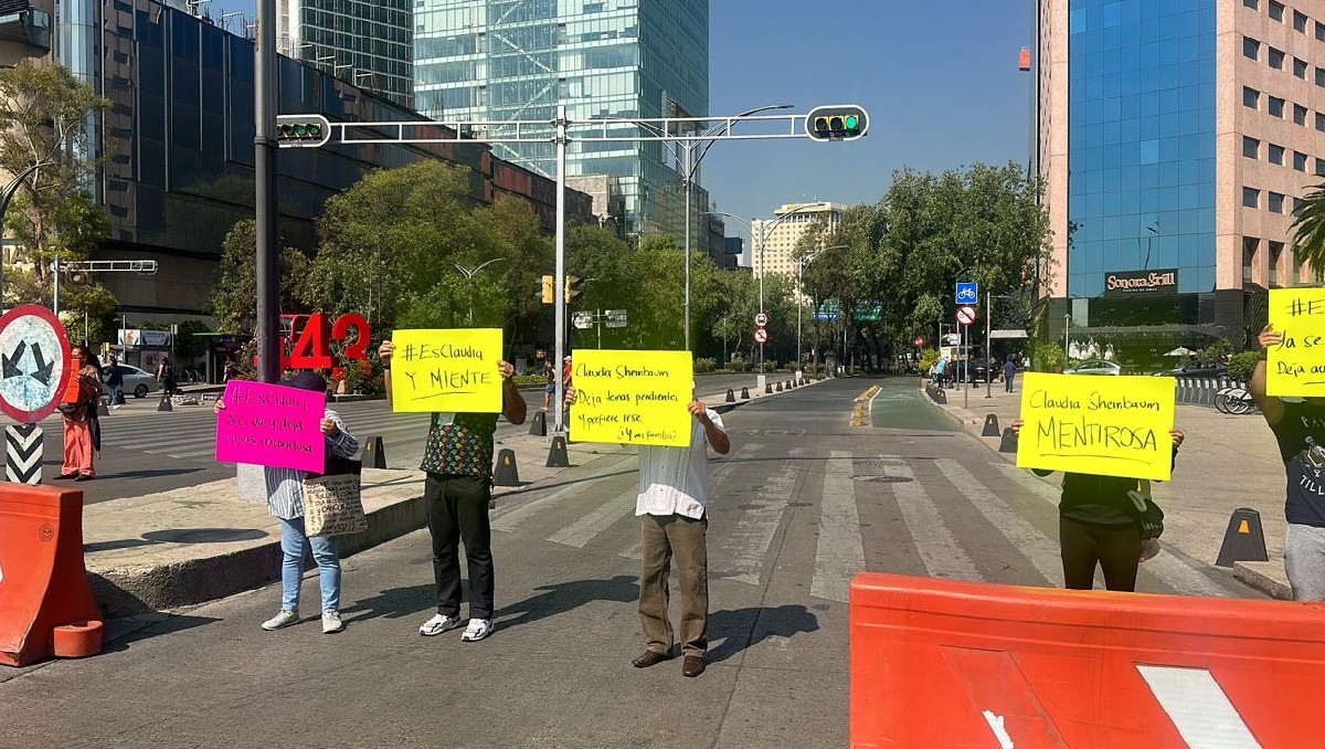 Manifestantes en contra de la salida "apresurada" de la jefa de gobierno