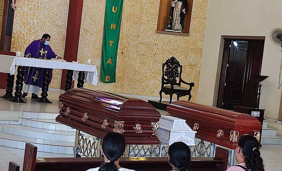 Muerte de familia que se resguardó en auto en Tabasco fue por asfixia.