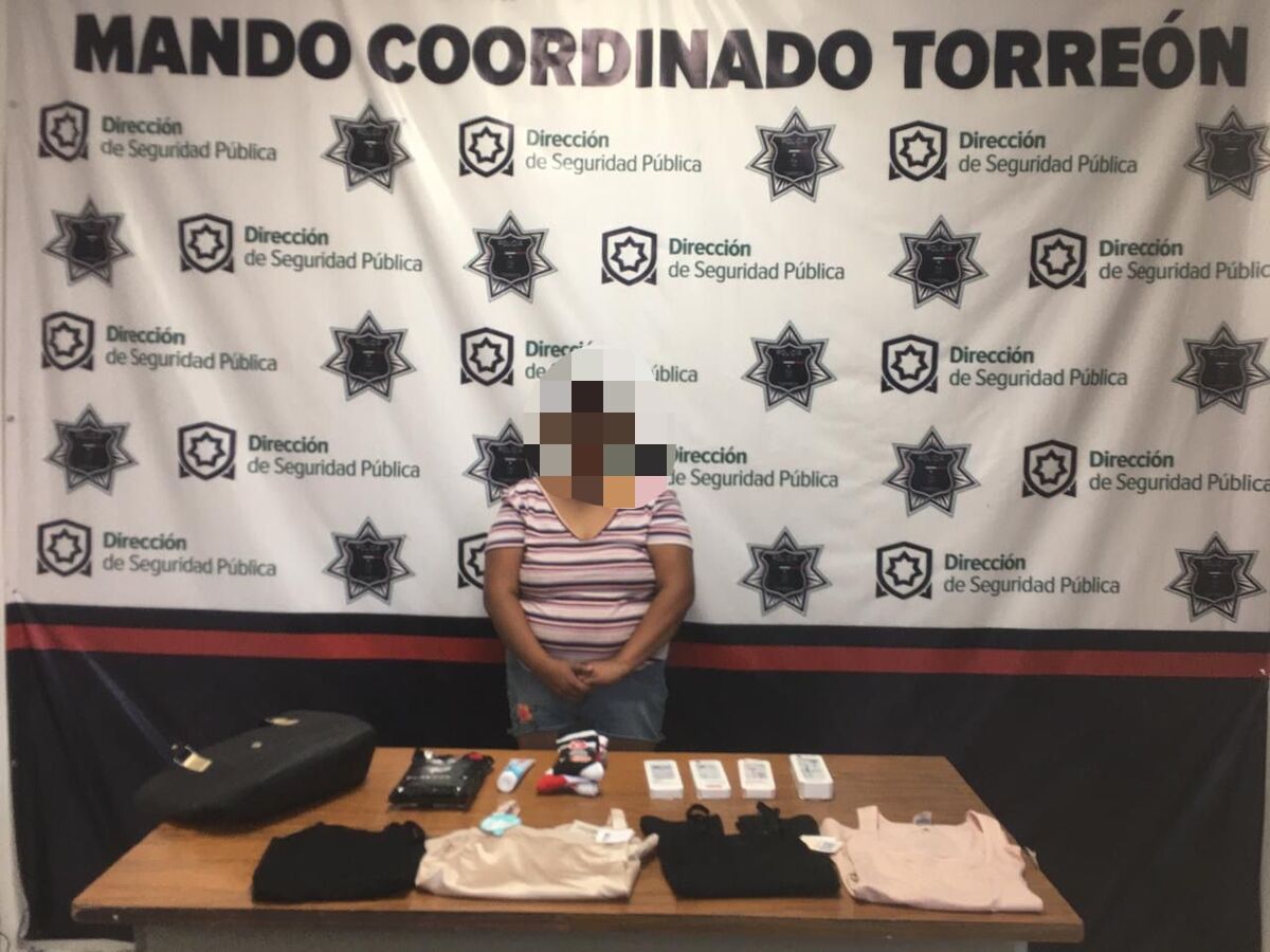 Mujer es detenida por robar fajas, ropa interior y otros productos en Torreón. | Especial