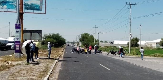 Padres de familia exigen a la SEPH la asignación de un docente de base. (Francisco Villeda)