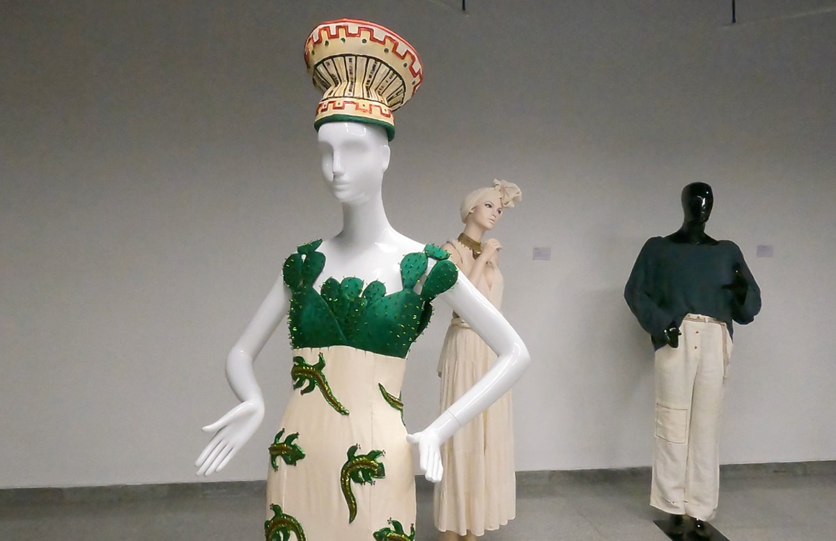 Algunas piezas de la exposición Páginas de moda (Enrique Vázquez)