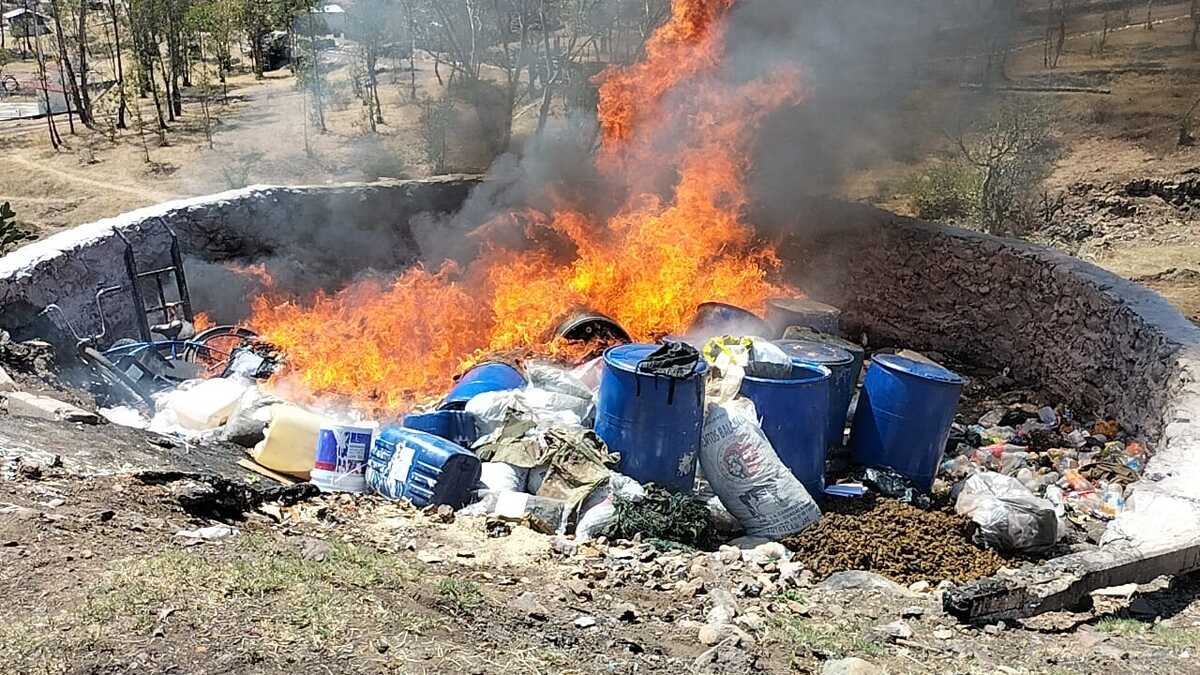 Ejército incinera una tonelada de drogas en Michoacán.