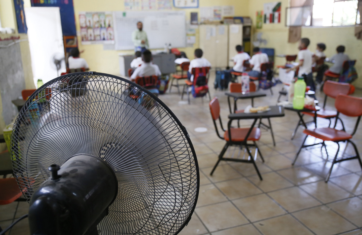 En Coahuila, reducen horarios en primarias y secundarias por el calor | Roberto Amaya