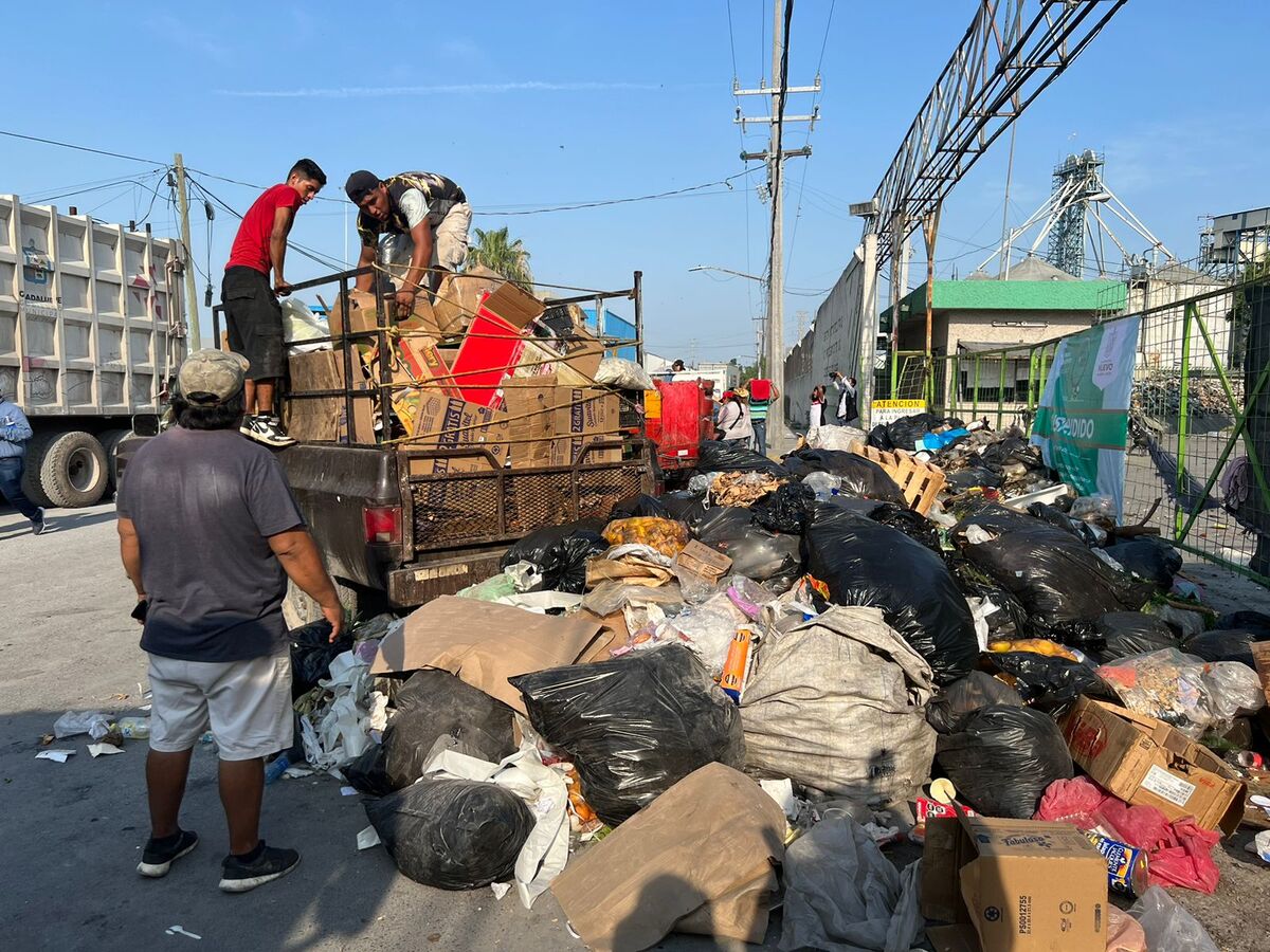 Hombres y mujeres descargaron carretones y camionetas repletas de bolsas. Foto: Leyda Estrada