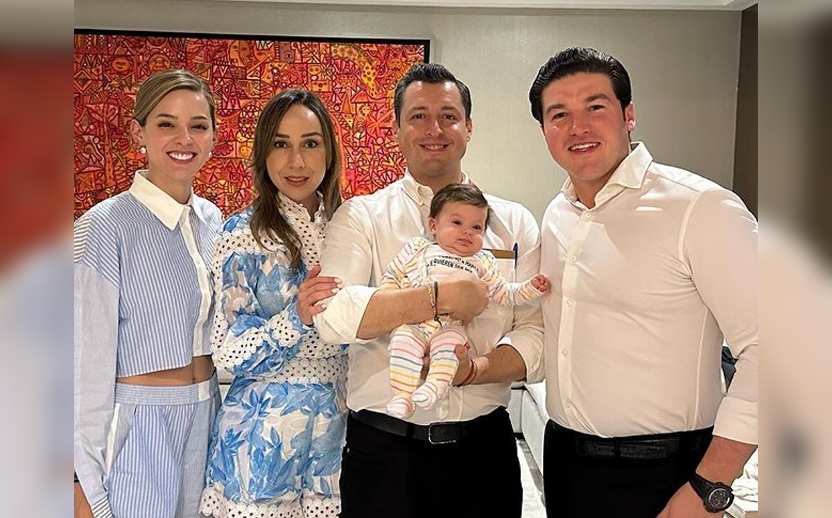 "¿Quieren ser mis padrinos de bautizo?", se lee en la ropita que usa Mariel.
